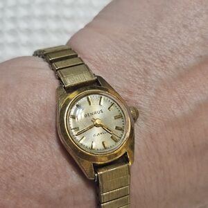 Elegant vintage midcentury Benrus women's watch stunning goldtone Non-working